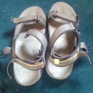 The sweatshirt is the north face and the sandals are Buckle up bases and green